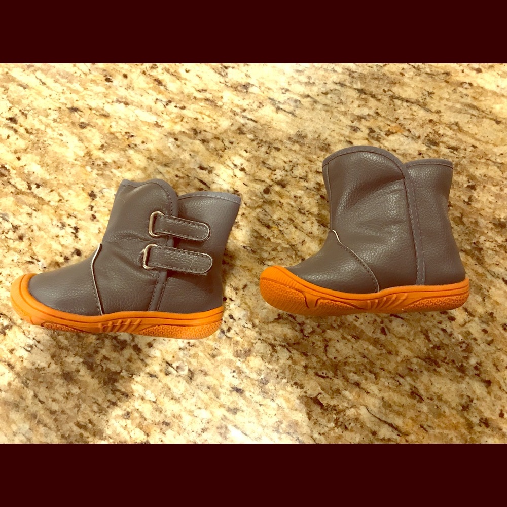 Baby/toddler snow boots sz 21 European 4 us